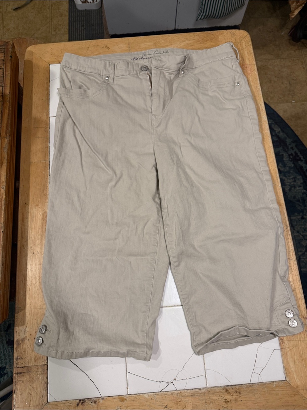 Gloria Vanderbilt all around slimming effect capris